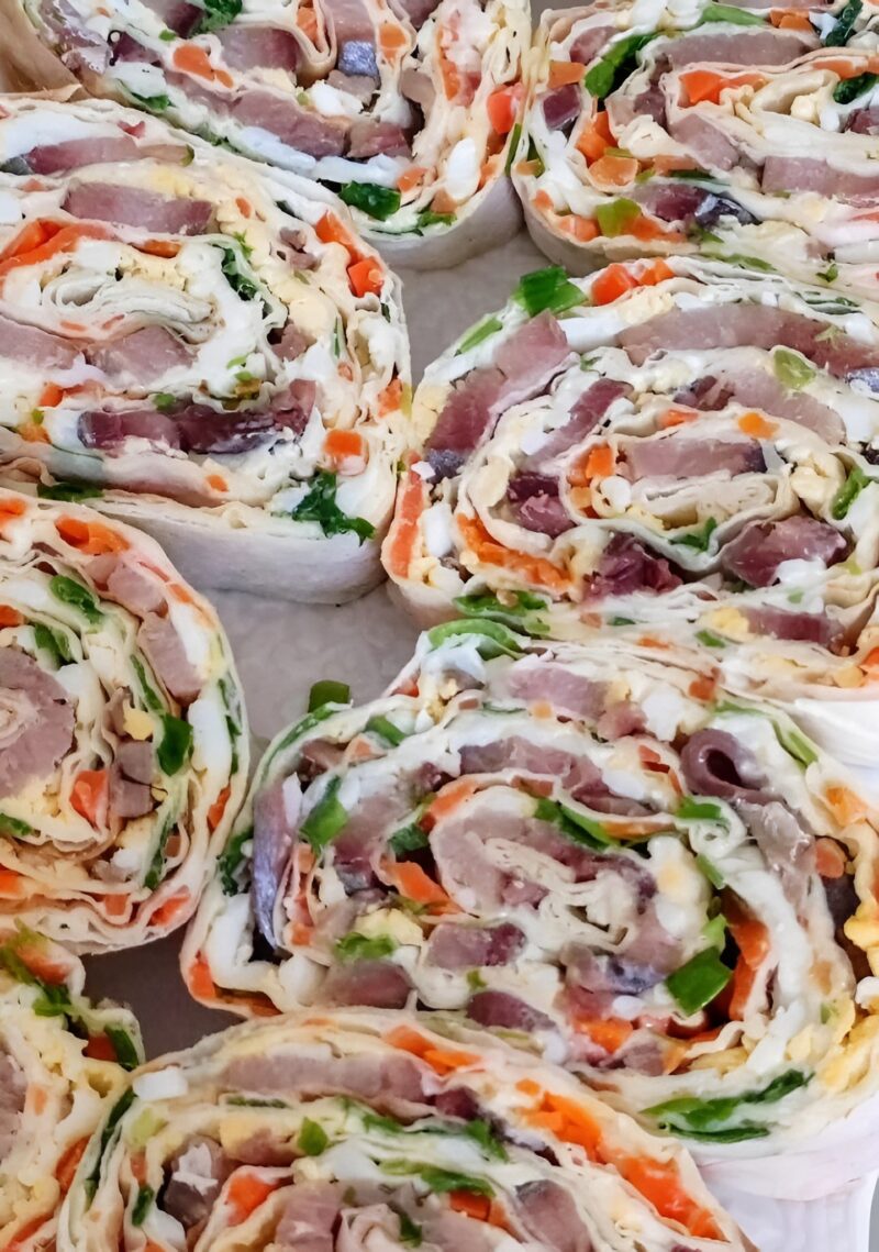Закуска в лаваше с сельдью – просто, быстро и очень вкусно!