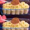 БЕЗ САХАРА И БЕЗ ДУХОВКИ — БАНАНОВЫЙ ТИРАМИСУ, который покорит всех! Представьте себе нежный десерт с насыщенным вкусом какао и кофе, кремом из маскарпоне и йогурта — и всё это без сахара и муки. Естественная сладость бананов, полезные овсяные хлопья и бархатный крем — идеально для завтрака, полдника или ужина без лишних калорий. 🌸🌸🌸🌸🌸 Спелые бананы 3-5 шт. Яйца - 4 шт. Овсяные хлопья стакан. Какао - 2 ст.л. Разрыхлитель - 1 ч.л. Ванилин - 1/4 ч.л. Молоко - 1/2 стакана. Орехи, шоколад (по желанию) 🌸🌸🌸🌸🌸🌸🌸🌸 Измельчите овсянку в муку, разомните бананы. Смешайте бананы с овсянкой, какао и кофе, растворённым в горячем молоке. Выложите массу в форму — это будет основа. Смешайте маскарпоне с йогуртом до кремовой текстуры. Выложите крем сверху, разровняйте. Посыпьте какао или тёртым тёмным шоколадом. Охладите минимум 2 часа, лучше — ночь. Всего 10 минут работы — и у вас лёгкий, полезный и невероятно вкусный десерт!