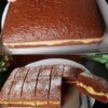 Восхитительный шоколадный кофейный торт богатый, влажный и украшен роскошным кремом .