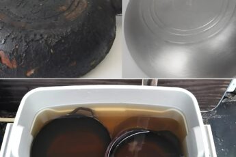 Сковорода сияет, как новая — и всё это благодаря одной маленькой помощнице! 🥄✨ Чистая снаружи и внутри, без усилий и химии… Интересно, что за чудо-помощница?