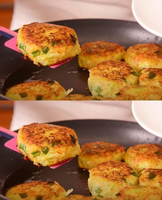 Натираю 1 кабачок и 2 картофелины. Готовлю летние кабачковые котлеты.Вкуснее, чем беляши и чебуреки: готовлю так 30 лет вместо пирожков 